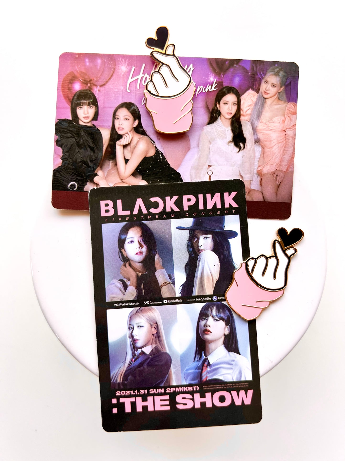 Limited Edition K-Pop Group Finger Black Heart Pink Sleeve CLIP