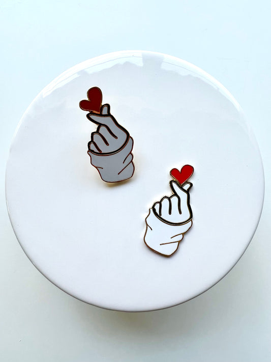 Finger Red Heart & White Sleeve MAGNETIC PIN